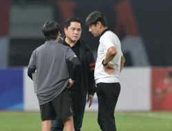 ketua-pssi-erick-thohir-berbincang-dengan-pelatih-timnas-indonesia_230624200411-400